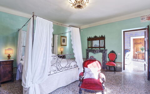 Villa Clara 20: Habitación, Propiedad, Habitación, Rojo, Cama, Verde, Casa, Mueble, Diseño De Interiores, Amarillo
