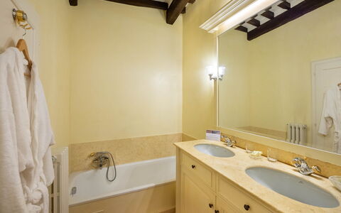 Villa Igea 13: Espejo, Arreglo De Tubería, Propiedad, Lavabo, Mueble De Baño, Grifo, Baño, Lavabo Del Baño, Diseño De Interiores, Madera
