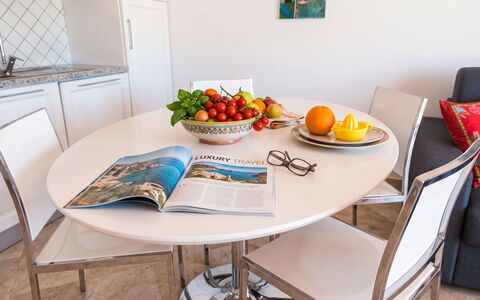 Porto Pozzo 618: Mueble, Mesa, Diseño De Interiores, Piso, Comedor, Cocina Y Comedor Mesa, Silla, Suelo, Habitación, Mesa De Café