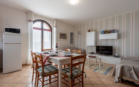 Collina San Ponzio: Mesa, Mueble, Propiedad, Silla, Madera, Diseño De Interiores, Ventana, Piso, Suelo, Cocina Y Comedor Mesa
