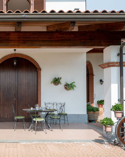 Collina San Ponzio: Planta, Propiedad, Mueble, Edificio, Maceta, Sombra, Madera, Diseño De Interiores, Puerta, Silla