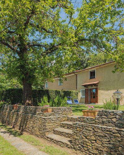 Di Carlino: Planta, Cielo, Edificio, Propiedad, Ventana, Árbol, El Terreno Del Lote, Casa, Arquitectura, Nube
