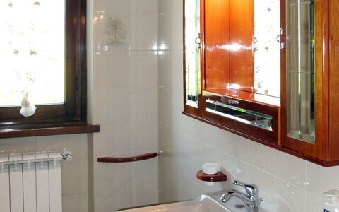 Emilia: Lavabo Del Baño, Arreglo De Tubería, Lavabo, Baño, Diseño De Interiores, Espejo, Piso, Grifo, Suelo, Plomería