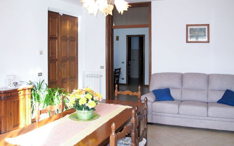 Emilia: Mueble, Diseño De Interiores, Madera, Piso, Suelo, Habitación, Mesa, Techo, Encendiendo, Sala