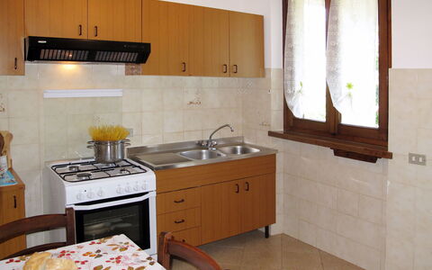 Emilia: Cocina, Mueble, Madera, Aparato De Cocina, Piso, Electrodoméstico, Mostrador, Diseño De Interiores, Suelo, Fregadero