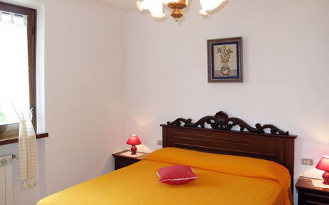 Emilia: Cama, Mueble, Habitación, Diseño De Interiores, Pared, Sábana, Lecho, Madera, Suelo, Habitación