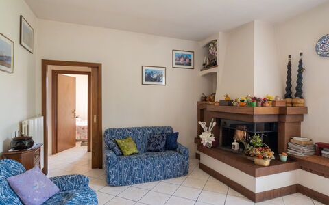 San Piero: Marco, Propiedad, Mueble, Planta, Azul, Madera, Diseño De Interiores, Piso, Suelo, Sala