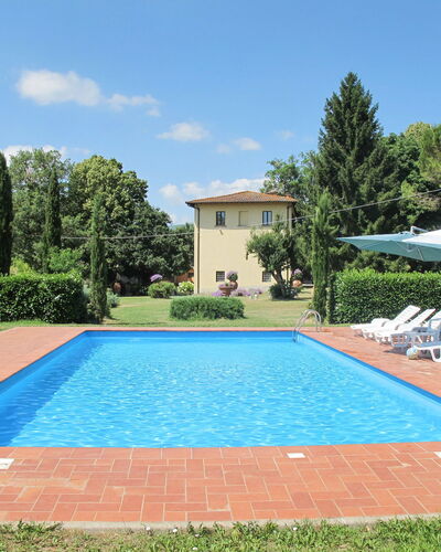 Laura: Piscina, Propiedad, Bienes Raíces, Hierba, Barrio Residencial, Ocio, Casa, Edificio, Vacaciones, Patio Interior