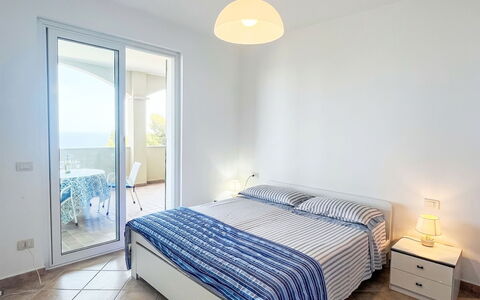 Pietra Ligure 612: Diseño De Interiores, Suelo, Piso, Mueble, Habitación, Cama, Techo, Habitación, Departamento, Sábana