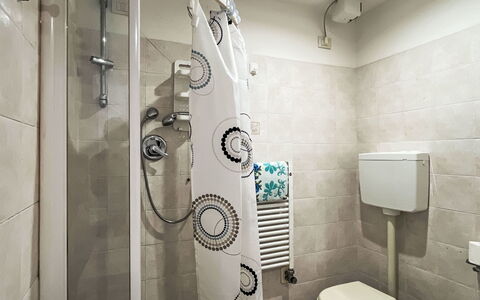 Pietra Ligure 612: Arreglo De Tubería, Asiento Del Baño, Baño, Baño, Piso, Diseño De Interiores, Suelo, Lavabo Del Baño, Lavabo, Plomería