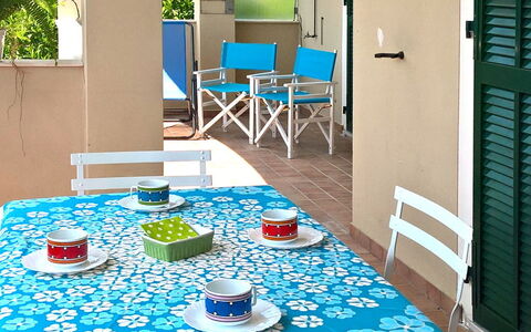Pietra Ligure 612: Propiedad, Turquesa, Habitación, Mesa, Mueble, Diseño De Interiores, Casa, Edificio, Casa, Agua