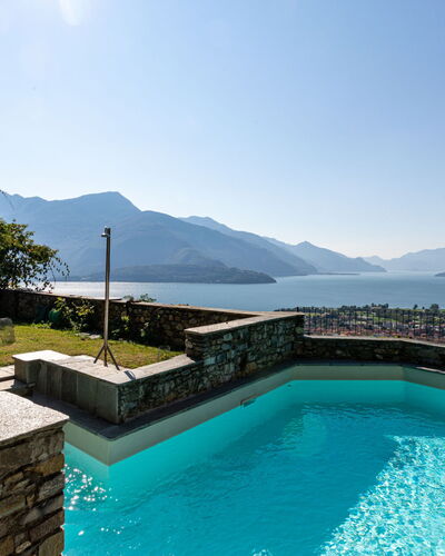 Gravedona 720: Piscina, Propiedad, Montaña, Cielo, Bienes Raíces, Vacaciones, Azur, Casa, Cordillera, Inmuebles