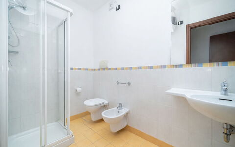 Moniga del Garda 653: Piso, Suelo, Diseño De Interiores, Arreglo De Tubería, Techo, Lavabo Del Baño, Baño, Grifo, Habitación, Lavabo
