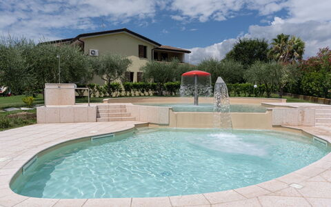 Moniga del Garda 653: Agua, Nube, Cielo, Propiedad, Piscina, Azur, Ocio, Material Compuesto, Árbol, Barrio Residencial