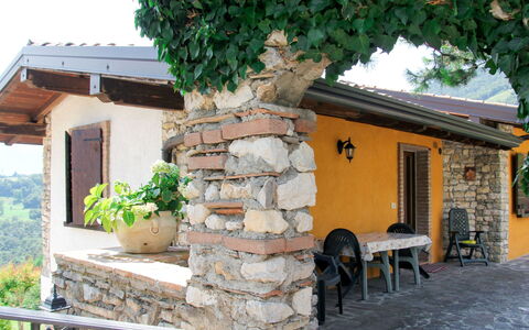 Tremosine 651: Edificio, Planta, Ventana, Cielo, Casa, Madera, Arquitectura, Cabaña, Árbol, Pared