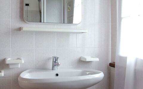 Tremosine 651: Baño, Propiedad, Habitación, Grifo, Baño, Arreglo De Tubería, Lavabo, Lavabo Del Baño, Loseta, Diseño De Interiores