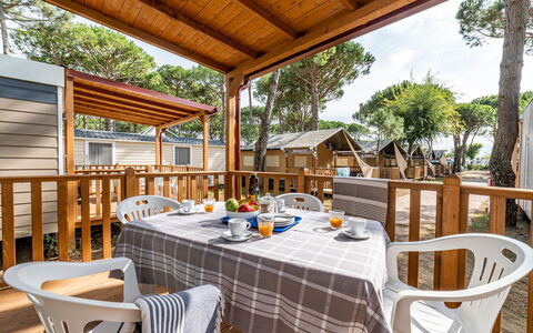 Cavallino 651: Agua, Cielo, Nube, Azur, Edificio, Arquitectura, Piscina, Diseño Urbano, Ocio, Sombra