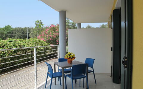 Lido di Volano 603: Mueble, Silla, Mueble Para Exteriores, Sombra, Mesa Al Aire Libre, Cocina Y Comedor Mesa, Vaso, Balcón, Manchas De Madera, Mesa De Café