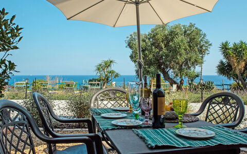 San Lorenzo al Mare 645: Paraguas, Propiedad, Mesa, Mueble, Patio, Mesa Al Aire Libre, Habitación, Bienes Raíces, Sombra, Ocio