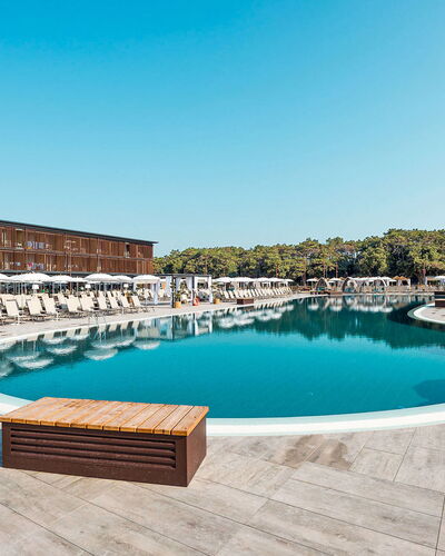 Bibione 653: Agua, Cielo, Edificio, Piscina, Azur, Sunlounger, Mueble Para Exteriores, Árbol, Casa, Condominio