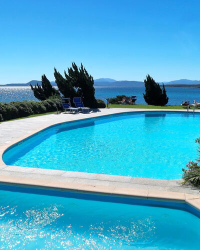 Golfo Aranci 606: Agua, Cielo, Planta, Propiedad, Piscina, Azul, Naturaleza, Azur, Edificio, Rectángulo