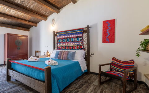 Oliviola: Mueble, Diseño De Interiores, Pared, Piso, Madera, Cama, Suelo, Habitación, Techo, Sábana