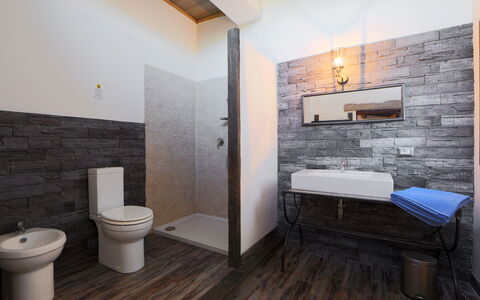 Oliviola: Baño, Habitación, Propiedad, Suelo, Pared, Diseño De Interiores, Bidé, Edificio, Baño, Loseta