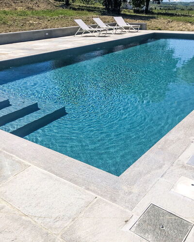 Antica Cascina: Piscina, Material Compuesto, Loseta, Hormigón, Fuente De Agua, Losa, Material Natural, Diseño