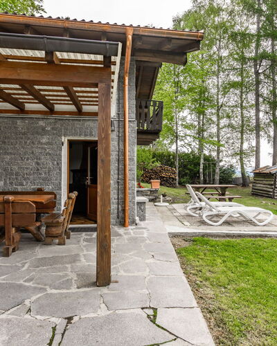 Baita Nini: Planta, Propiedad, Edificio, Cielo, Sombra, Madera, Árbol, El Terreno Del Lote, Casa, Cabaña