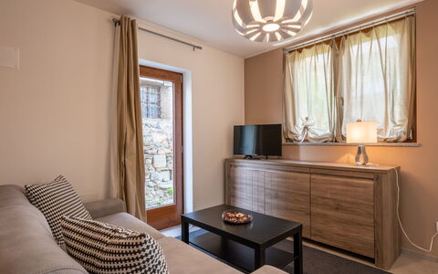 La Maison D'Amelie: Mueble, Mesa, Propiedad, Ventana, Comodidad, Madera, Planta De Casa, Encendiendo, Diseño De Interiores, Gabinetes