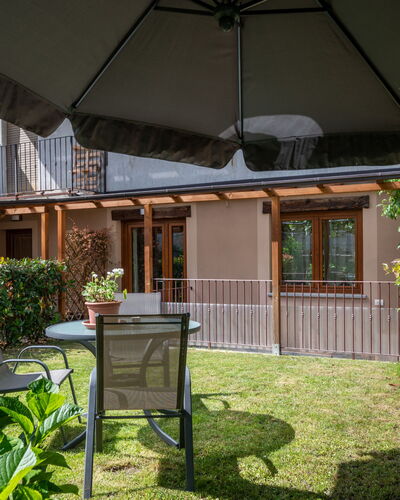 La Maison D'Amelie: Planta, Edificio, Paraguas, Sombra, Mesa, Hierba, Barrio Residencial, Mueble Para Exteriores, Madera, Bienes Raíces