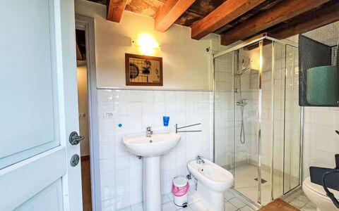 Casa Lienartova: Pared, Piso, Suelo, Techo, Arreglo De Tubería, Puerta, Habitación, Plomería, Baño, Grifo