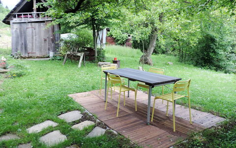 Casa Lienartova: Planta, Mueble, Mesa, Árbol, Sombra, Paisaje Natural, El Terreno Del Lote, Mueble Para Exteriores, Mesa Al Aire Libre, Vegetación