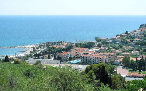 Cala Azzurra (Imp312): Agua, Cielo, Planta, Azur, Edificio, Árbol, Vegetación, Costeras Y Los Accidentes Geográficos Oceánico, Diseño Urbano, Horizonte