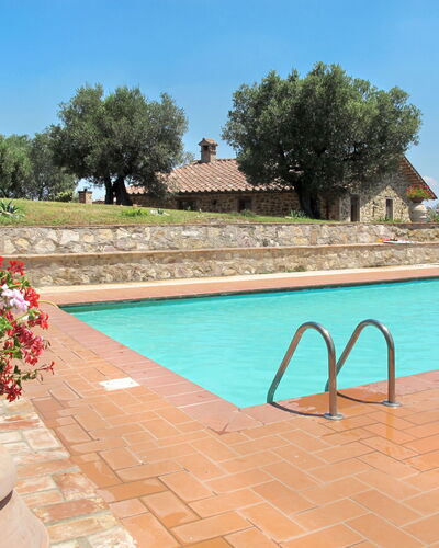 La Collina Fiorita: Piscina, Propiedad, Maceta, Flor, Bienes Raíces, Arbusto, Recurso, Jardín, Loseta, Material Compuesto