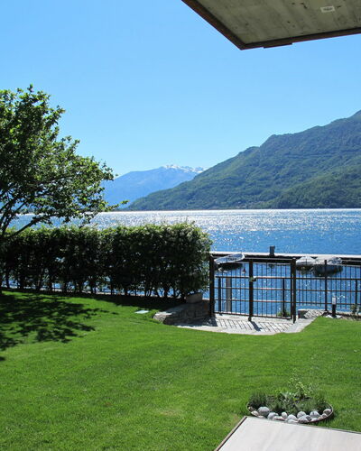 Brezza di Lago: Agua, Cielo, Planta, Propiedad, Azur, Sombra, Árbol, Casa, Lago, Vegetación