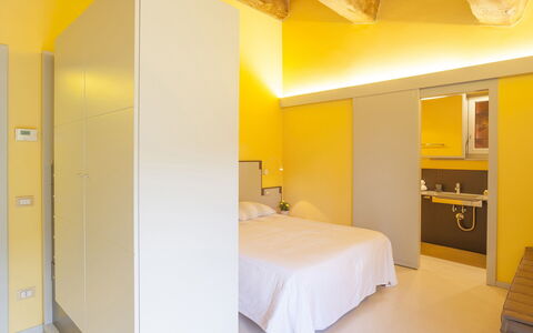 Villa San Lorenzo: Habitación, Cama, Propiedad, Amarillo, Mueble, Habitación, Diseño De Interiores, Techo, Edificio, Pared