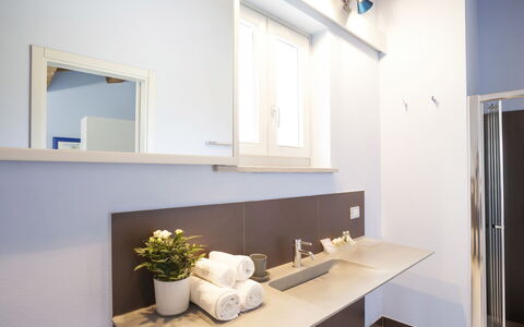 Villa San Lorenzo: Propiedad, Habitación, Diseño De Interiores, Edificio, Casa, Baño, Mueble, Techo, Bienes Raíces, Lavabo