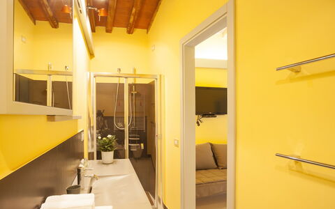 Villa San Lorenzo: Amarillo, Habitación, Propiedad, Diseño De Interiores, Edificio, Casa, Arquitectura, Techo, Encendiendo, Bienes Raíces