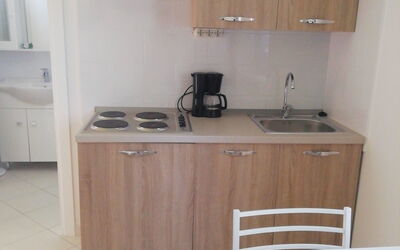 Monolocale 2: Habitación, Propiedad, Mueble, Cocina, Gabinetes, Diseño De Interiores, Casa, Suelo, Mostrador, Lavabo