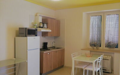 Monolocale 1: Mueble, Habitación, Propiedad, Diseño De Interiores, Amarillo, Suelo, Edificio, Techo, Pared, Casa