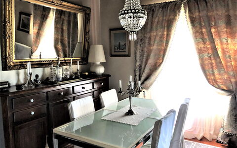 Villa Fusai: Cortina, Habitación, Diseño De Interiores, Mueble, Propiedad, Tratamiento De La Ventana, Mesa, Ventana Valance, Edificio, Comedor