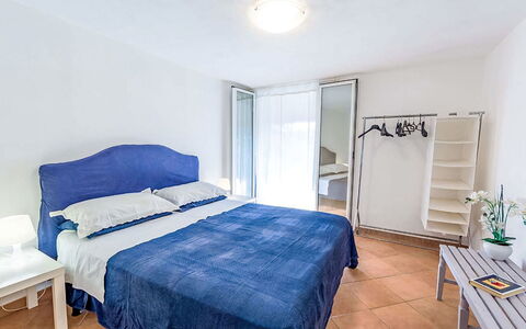 Villa Lamarmora: Mueble, Diseño De Interiores, Piso, Suelo, Cama, Habitación, Sábana, Habitación, Techo, Lecho