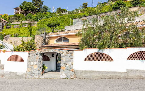 Villa Lamarmora: Arquitectura, Casa, Casa, Hacienda, Balcón, Inmuebles, Villa, Entrada De Coches
