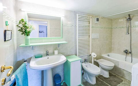 Villa Lamarmora: Piso, Diseño De Interiores, Suelo, Arreglo De Tubería, Baño, Habitación, Plomería, Techo, Grifo, Lavabo
