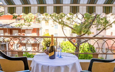 Imperatrice: Balcón, Toldo, Mueble Para Exteriores, Silla, Planta De Casa, Mesa Al Aire Libre, Sombra, Maceta, Restaurante, Porche
