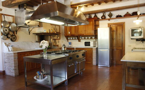 Villa Venanzo: Mostrador, Habitación, Propiedad, Mueble, Cocina, Edificio, Gabinetes, Diseño De Interiores, Suelo, Casa