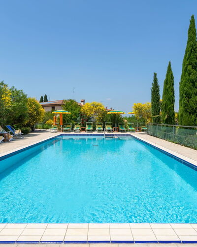 La Rosa: Piscina, Propiedad, Bienes Raíces, Ocio, Agua, Casa, Inmuebles, Edificio, Árbol, Villa