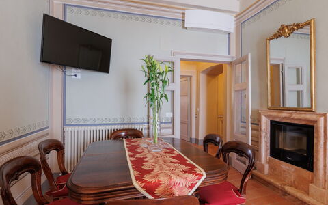 Appartamento Zefferini: Espejo, Mueble, Propiedad, Edificio, Silla, Madera, Diseño De Interiores, Piso, Suelo, Televisión