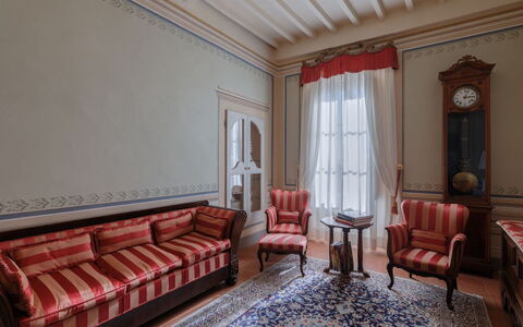 Appartamento Zefferini: Mueble, Edificio, Madera, Diseño De Interiores, Piso, Suelo, Sofá, Silla, Reloj, Marco